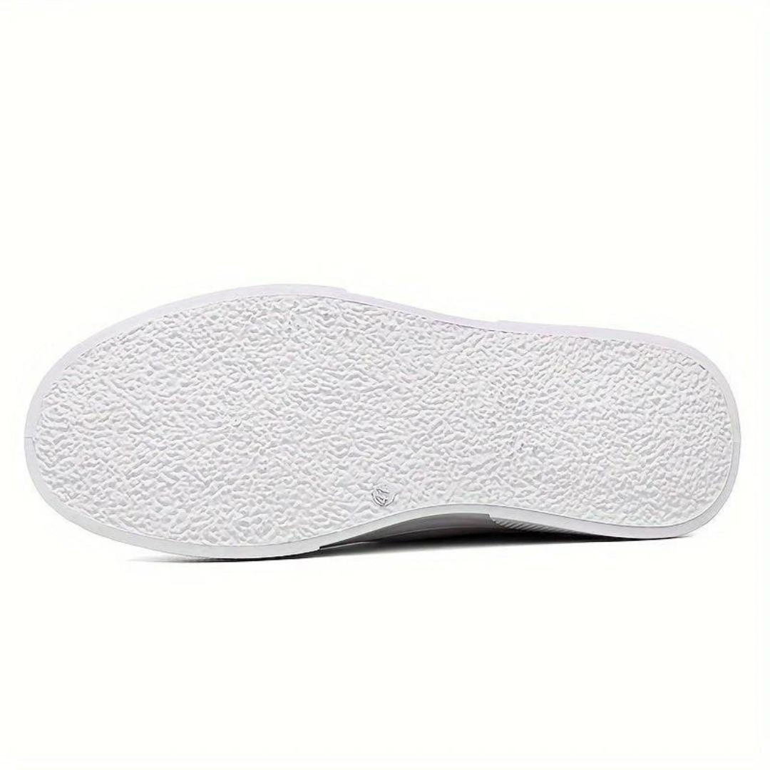 Vorderansicht stilvoller Herren-Sneaker, vielseitig für Alltag & Freizeit. Komfortable Freizeitschuhe.