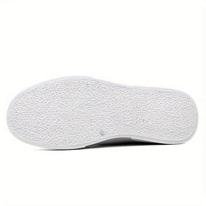 Vorderansicht stilvoller Herren-Sneaker, vielseitig für Alltag & Freizeit. Komfortable Freizeitschuhe.