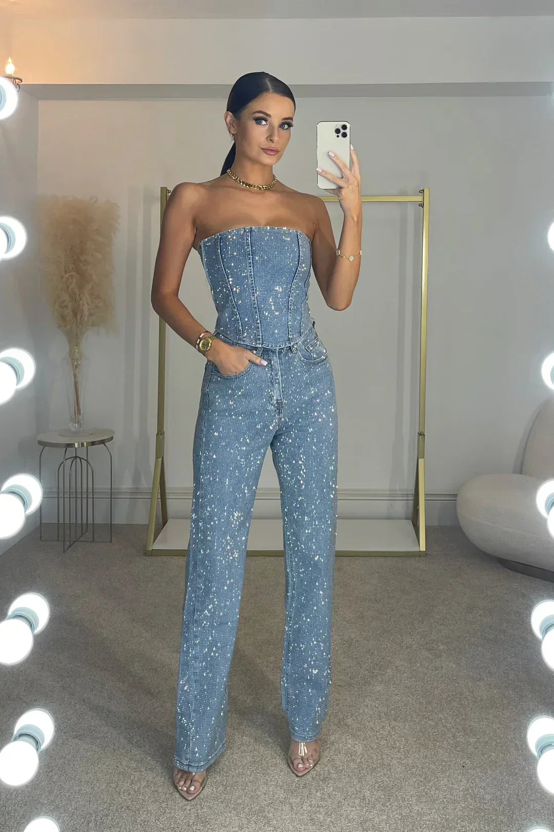 Festliches Glitzer-Hosenset für Damen: High-Waist-Jeans & stylisches Oberteil, ideal für Sommerpartys.