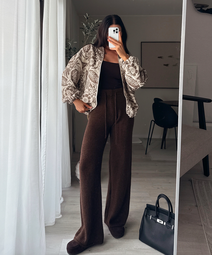 Elegante Damenhose mit weitem Bein und fließender Passform, perfekt für Büro & Freizeit. Lockere, bequeme Alltagsmode.
