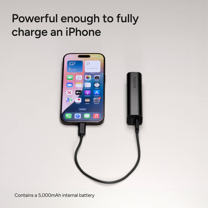 Nahaufnahme der schwarzen 5000 mAh Powerbank: 20W USB-C Anschluss für schnelle, mobile Schnellladung.