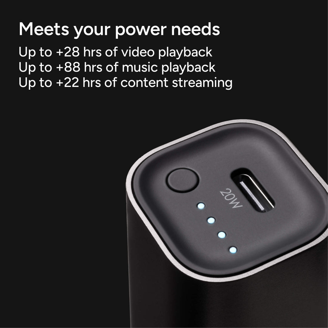 Kompakte schwarze 5000 mAh Powerbank lädt Smartphone mobil via 20W USB-C Schnellladung & Kabel.