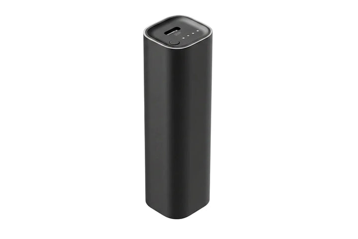 Kompakte schwarze 5000 mAh Powerbank mit 20W USB-C Schnellladung. Ideal für mobiles Aufladen.