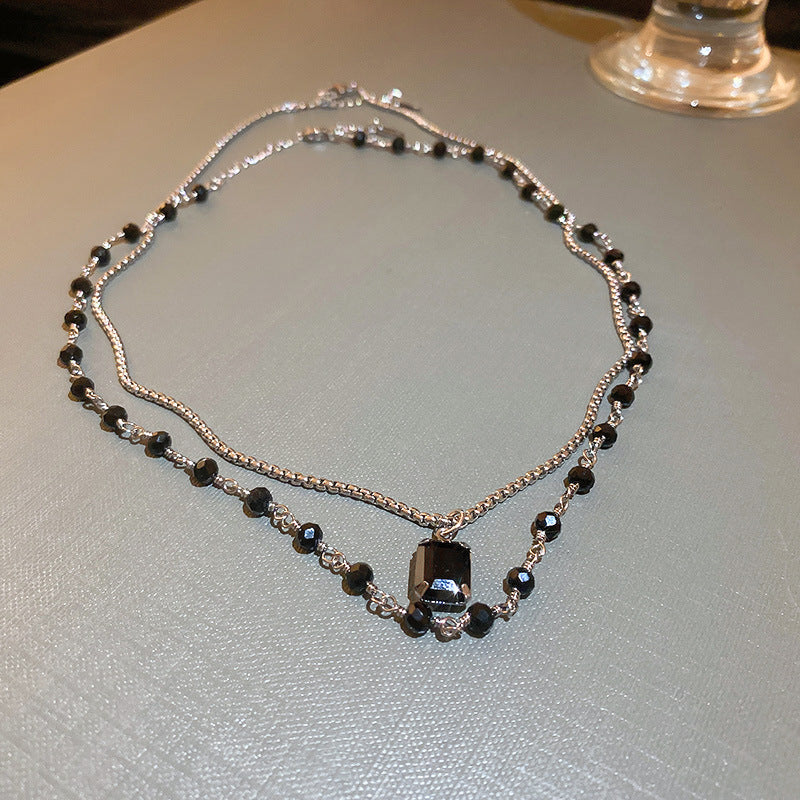 Exklusive Damenkette: Silberne Doppelkette kombiniert mit luxuriösen schwarzen Perlen; eleganter Damenschmuck.