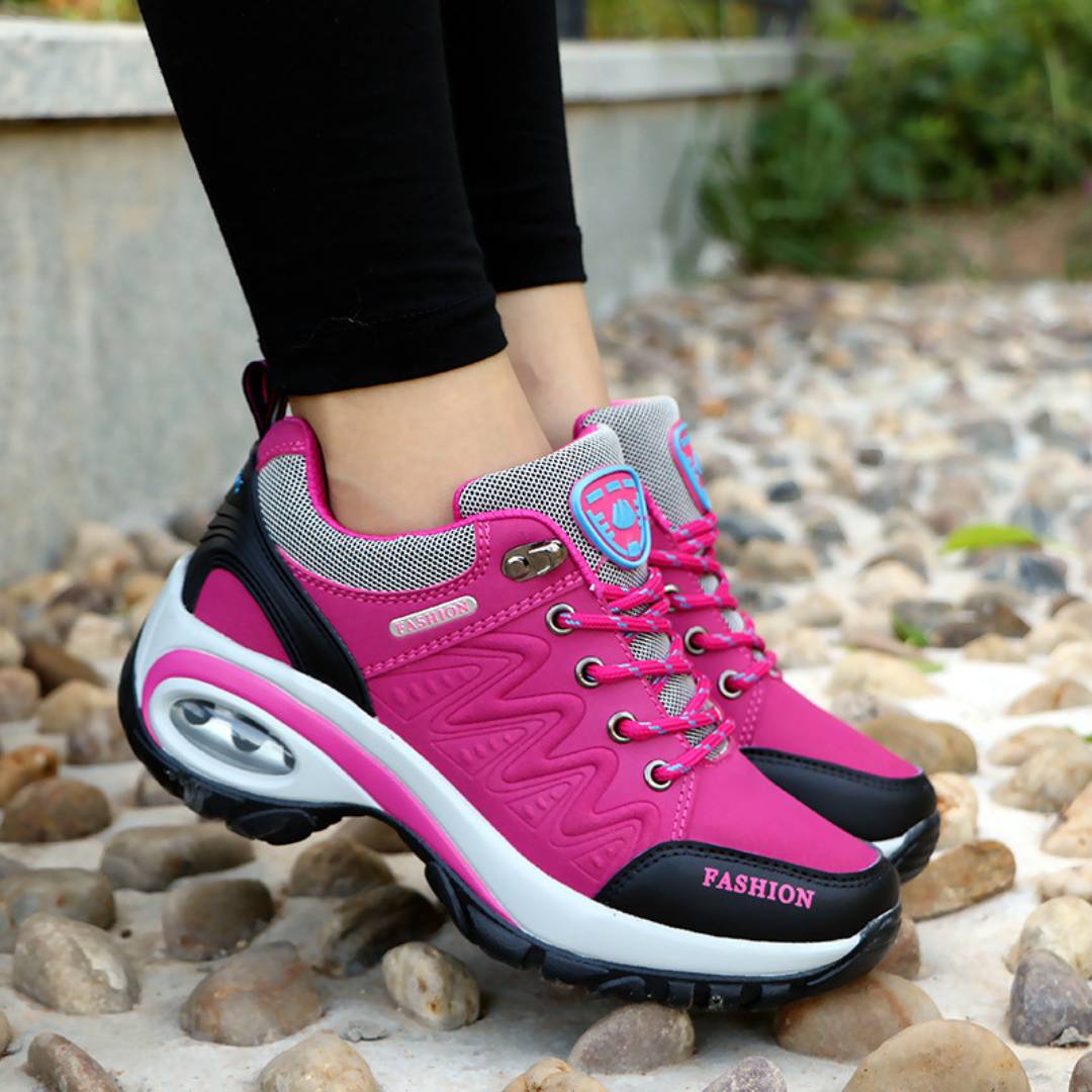 Graue Damen-Sneakers, orthopädisch, mit optimaler Fußgewölbestütze. Rutschfest & ergonomisch.