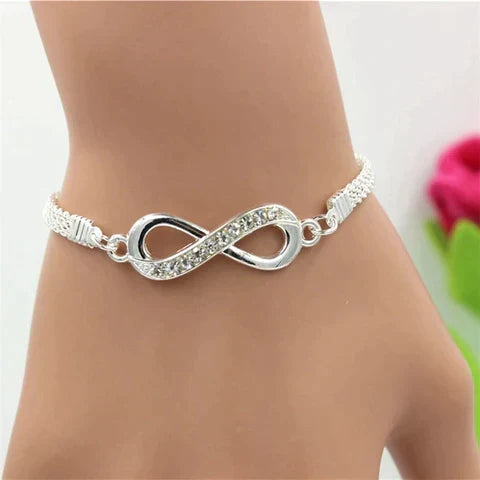 Sterling-Silber Infinity-Armband für Damen. Edles Silberarmband mit Unendlichkeitszeichen, eleganter Damenschmuck.