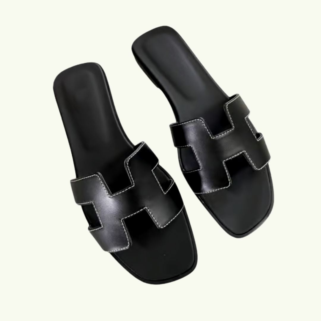 Braune Damen-Flachsandalen, bequem & stilvoll. Vielseitige Sommerschuhe für Freizeit oder Urlaub.