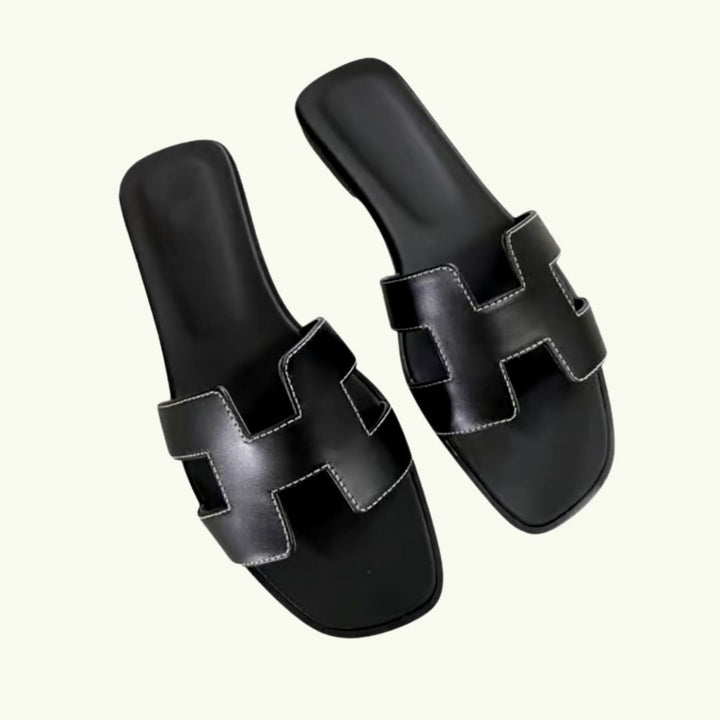 Braune Damen-Flachsandalen, bequem & stilvoll. Vielseitige Sommerschuhe für Freizeit oder Urlaub.