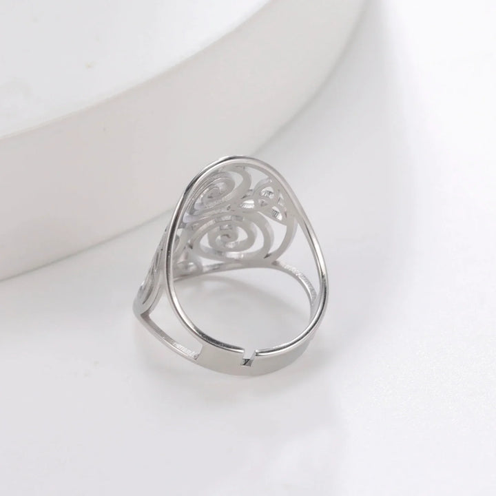 Verstellbarer Damenring mit Triskel-Symbolik für Transformation; stilvoller Esoterik-Schmuck aus Edelstahl.