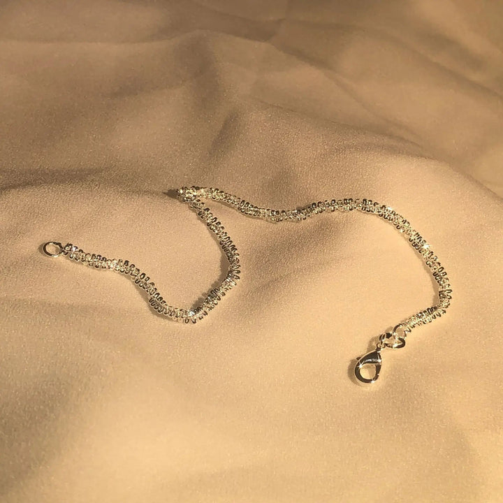 Hochwertiges glänzendes Sterlingsilber Armband, Damenschmuck mit feinem Wasserdesign, sehr elegant.