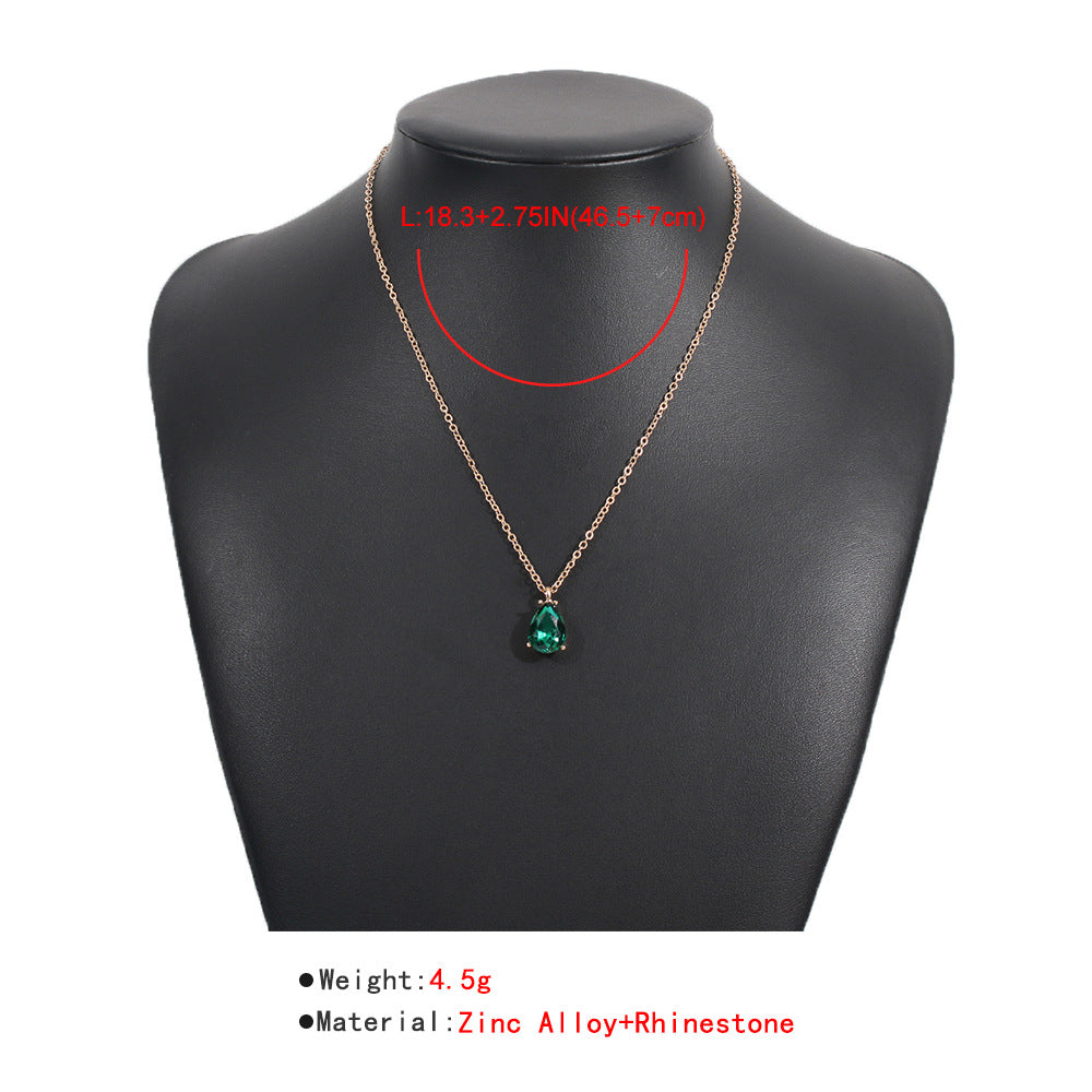 Damen Schmuck-Halskette: Eleganter Smaragd-Tropfen-Anhänger mit glitzerndem Strass, vergoldet.
