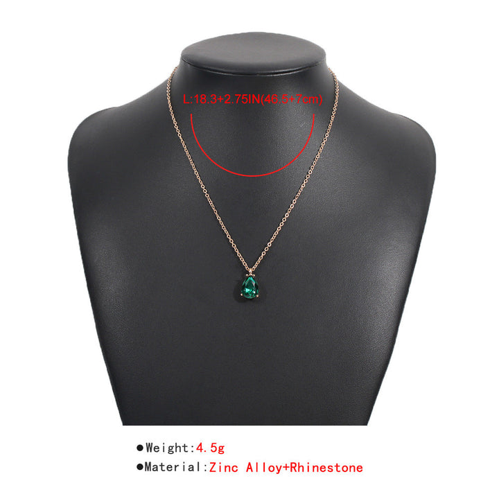 Damen Schmuck-Halskette: Eleganter Smaragd-Tropfen-Anhänger mit glitzerndem Strass, vergoldet.