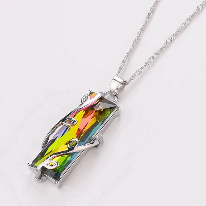 Moderne Damen Lebensbaum Halskette mit bunten Regenbogenkristallen, ein zeitloser Schmuck-Anhänger.