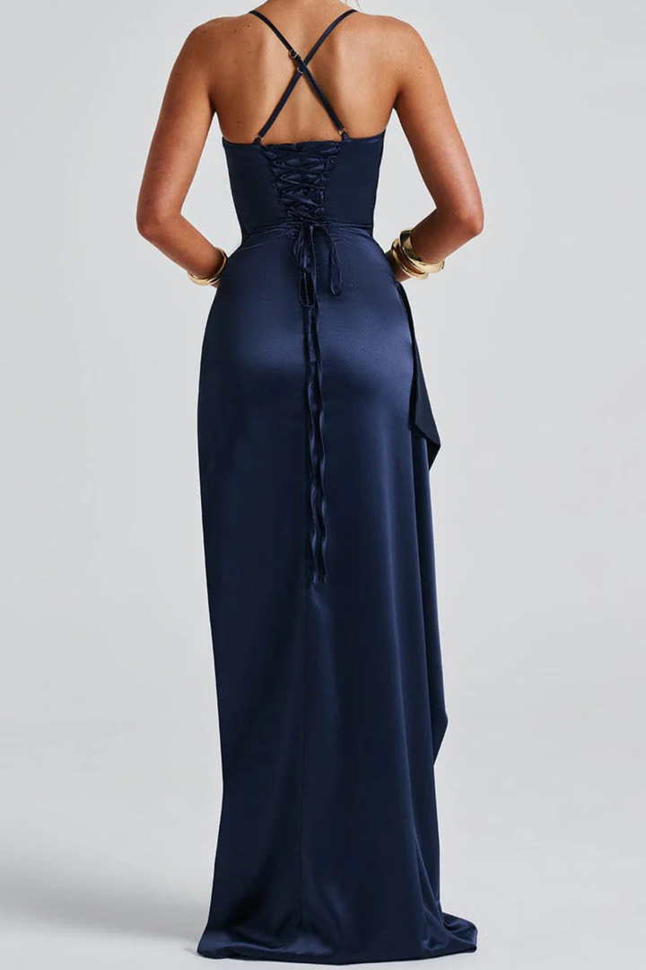 Festliches marineblaues Damen Maxikleid mit Spaghettiträgern & hohem Beinschlitz. Eleganter Look für Abend & Gala.