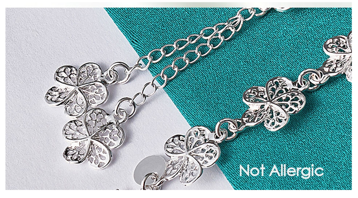 Zartes Damen Silberarmband mit filigranen Blüten, ein elegantes Schmuckstück und ideales Geschenk.
