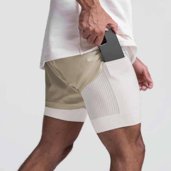 Moderne Herren 2-in-1 Sportshorts für Laufen und Outdoor, komfortabel.