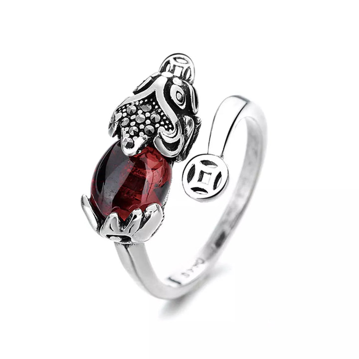 Amulett-Ring mit Pixiu-Symbol für Reichtum & Glück, ergänzt durch leuchtenden Granat, unisex.