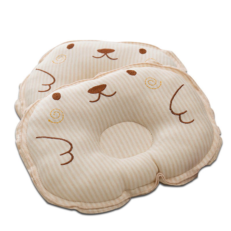 Beiges, hypoallergenes Babykopfkissen mit Mulde. Ideal zur Korrektur von Kopfverformungen.