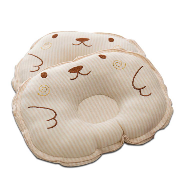 Beiges, hypoallergenes Babykopfkissen mit Mulde. Ideal zur Korrektur von Kopfverformungen.