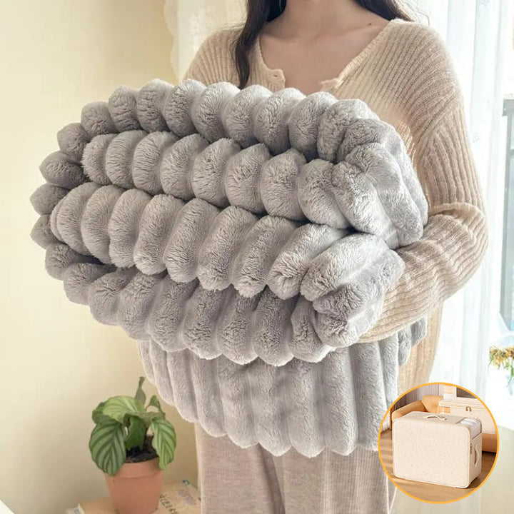Flauschige Fleecedecke in Anthrazit; weiche Plüschdecke, ideal für gemütliche Abende auf dem Sofa.