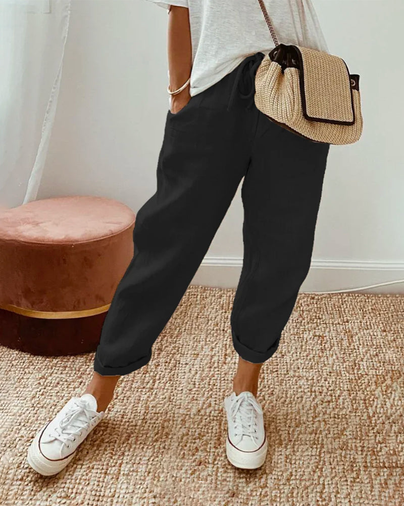 Detailansicht: Hoher Bund und luftig-leichter Stoff der atmungsaktiven Damen Sommerhose, ideal für heiße Tage.