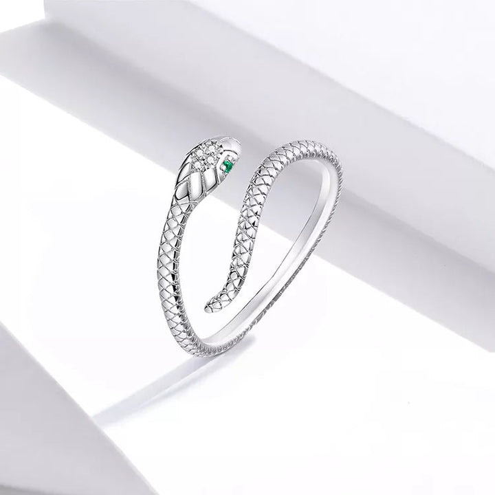 Luxuriöser Damenring in Reptilien-Optik, Sterlingsilber mit funkelnden Zirkonen besetzt.