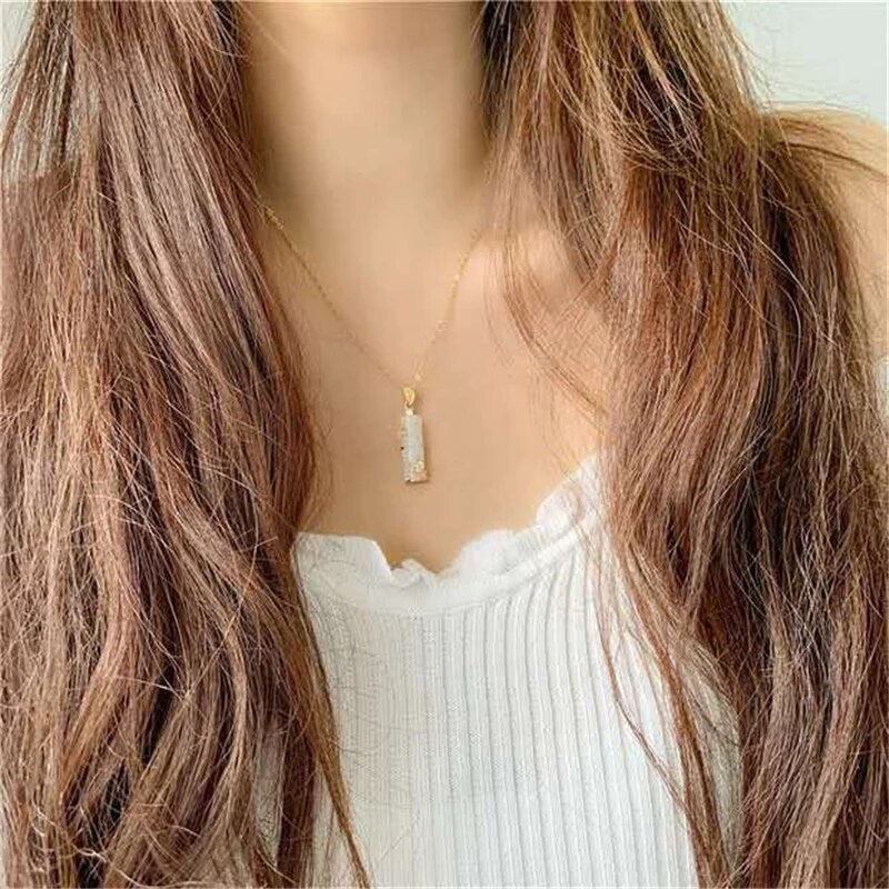 Edle Unisex-Jade-Halskette mit rechteckigem Amulett. Minimalistischer Schmuck, ideal als Geschenk für Glück & Harmonie.