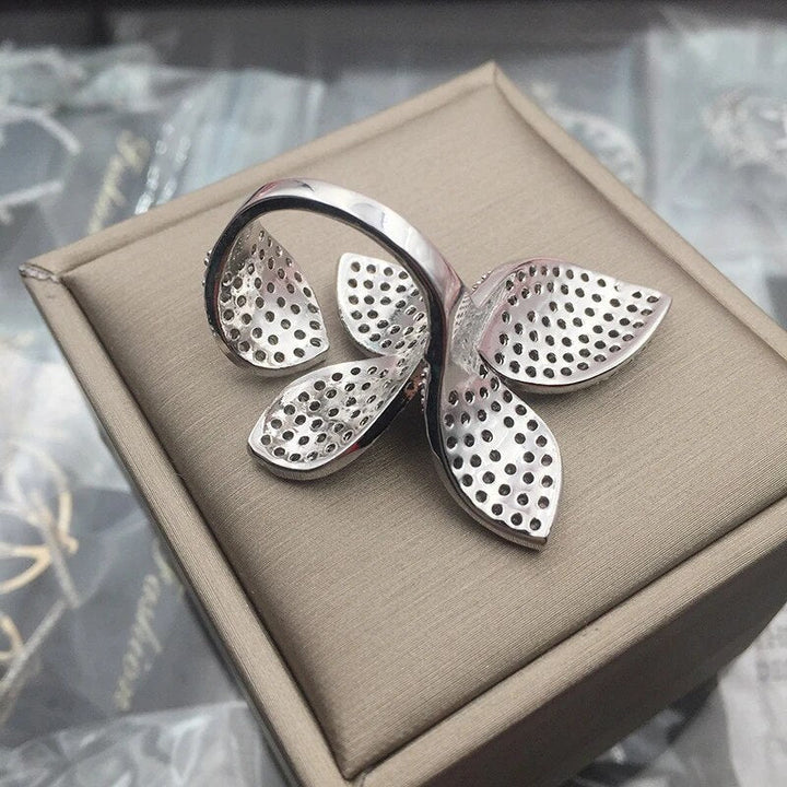 Naturinspirierter Silberring für Damen, verstellbar, mit filigranen Blumen- und Blattmotiven. Zeitloser Stil.