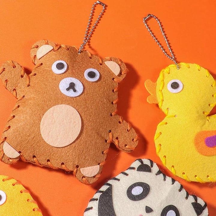 Kind näht fröhliche Filztiere mit dem DIY Kreativset, fördert Konzentration & Geschick.