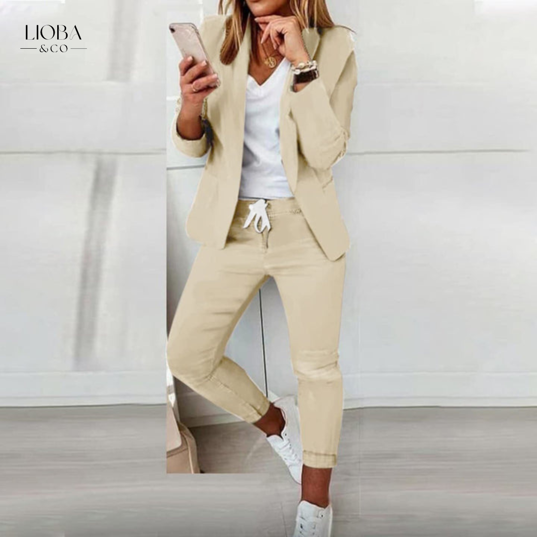 Eleganter Damen Hosenanzug. Zeitloser 2-Teiler mit Blazer und Hose für diverse Anlässe.