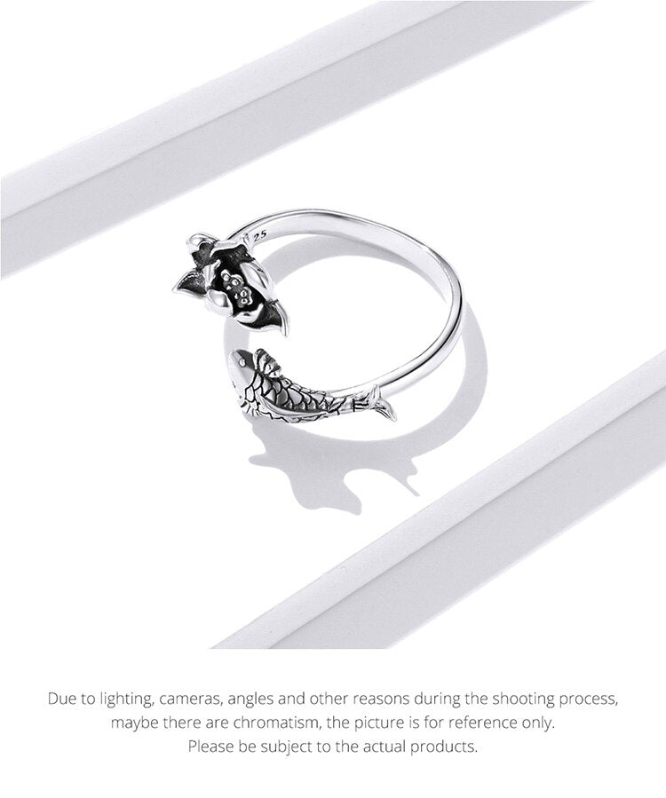 Modernes Design: Verstellbarer 925er Silberring mit Koi-Fisch und Lotusblume, angenehm zu tragen, als Glücks-Symbolschmuck.