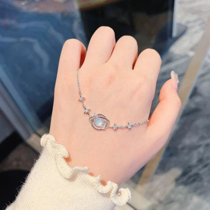 Detailreiches Damen Cosmo Charme-Armband aus S925 Silber, spirituelle Inspiration und Universum-Design.