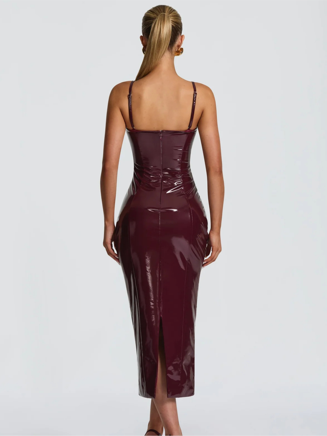 Detailansicht des eleganten Damen Abendkleides Verona. Skulpturales, bordeauxfarbenes Eventkleid mit figurbetonter Silhouette.