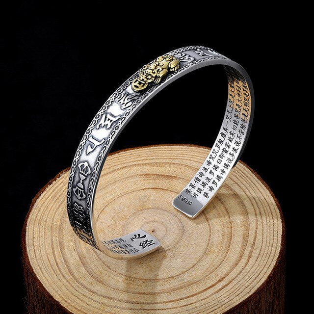 Zwei Pixiu Reichtums-Armbänder mit glänzenden Perlen, perfektes spirituelles Geschenk für Glück & Wohlstand.