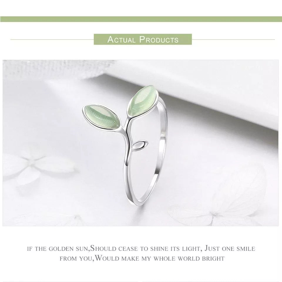 Makroaufnahme: Grüner Opalblatt-Ring aus Sterling Silber. Einzigartiger verstellbarer Edelsteinring für Damen.
