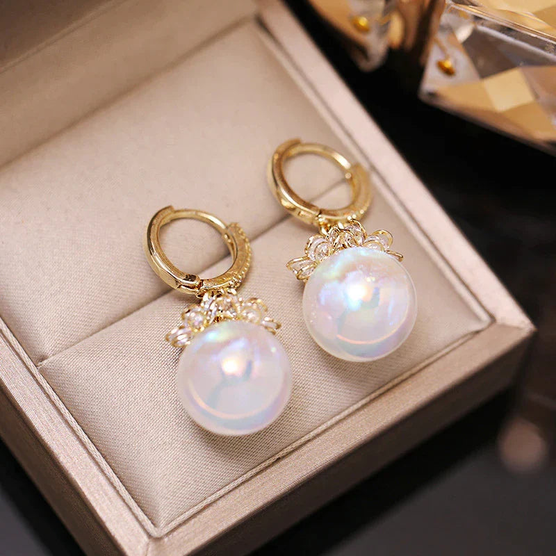 Vergoldete Damen Perlenohrringe, rund mit Zirkonia. Edler Damenschmuck, ein zeitloses Accessoire.