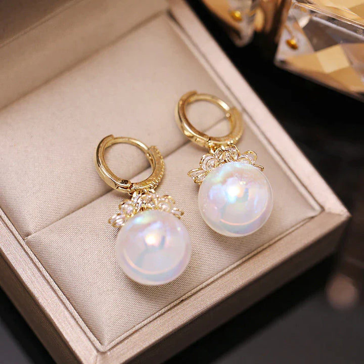Vergoldete Damen Perlenohrringe, rund mit Zirkonia. Edler Damenschmuck, ein zeitloses Accessoire.