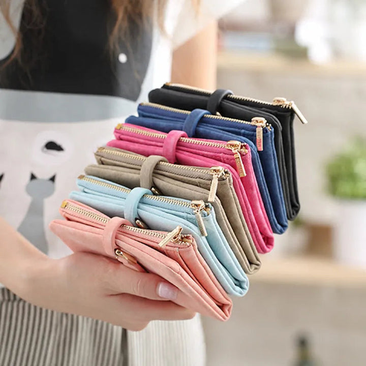 Schwarze matte Damen Geldbörse im Vintage Stil. Elegante kurze Clutch mit Druckknopfverschluss.