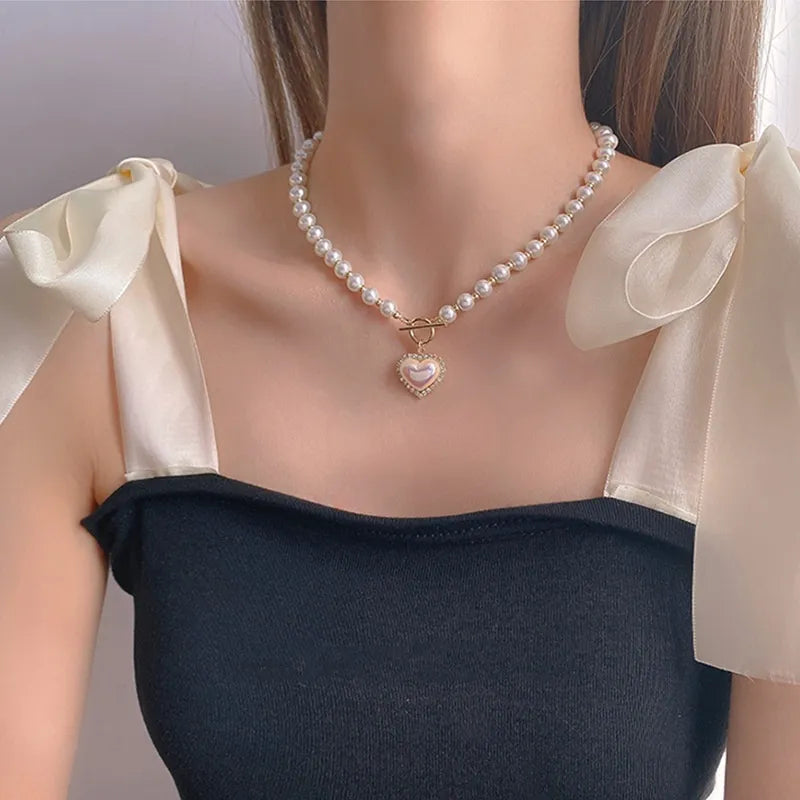 Elegantes Damen Perlenhalsband mit Schmetterling- & Herz-Anhänger. Vintage Schmuck für besondere Anlässe.