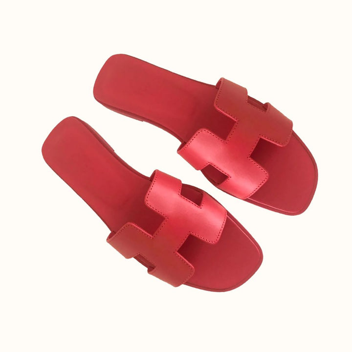 Weiße leichte Damen-Flachsandalen, frisch & bequem. Perfekt für helle Sommeroutfits und entspannte Tage.