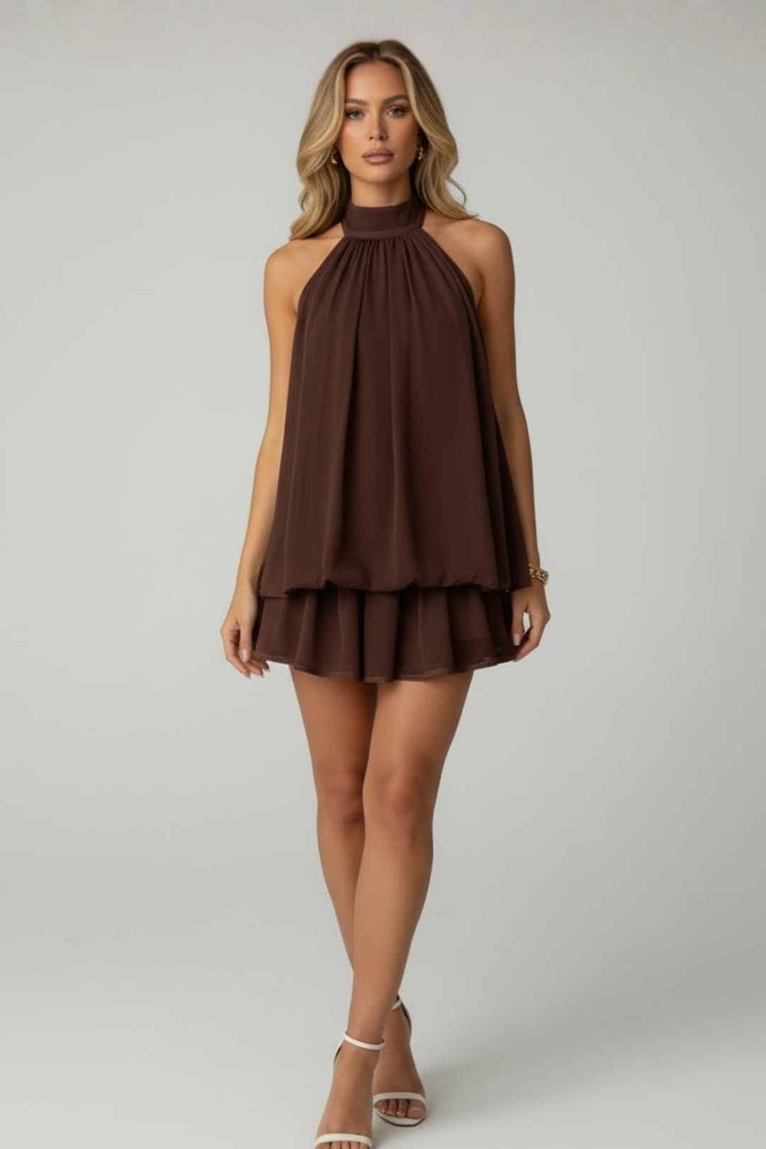 Damen Abendkleid, kurz & verführerisch, mit modischem Neckholder-Design.