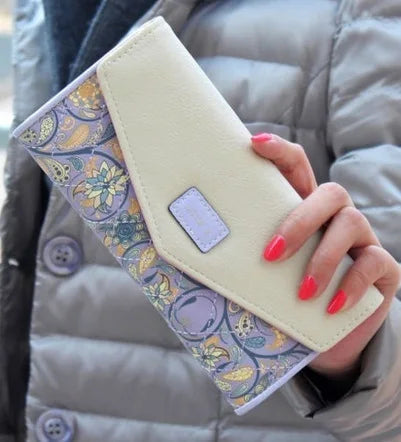 Detailansicht der eleganten Damen-Clutch, stilvolles Portemonnaie & Kartenhalter in hochwertiger Optik.