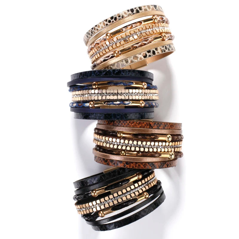 Schickes Damen Leder Wickelarmband mit Schlangenmuster. Edelstahlverschluss, perfekt als Geschenkidee für Modebewusste.