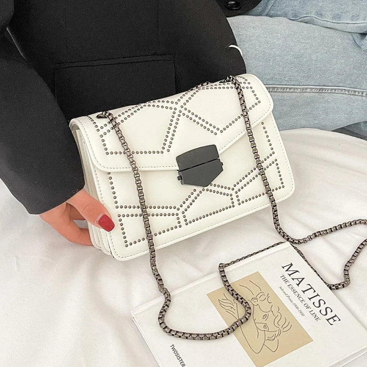 Schwarze Nieten-Umhängetasche für Damen, mit langer Kette. Ein elegantes Accessoire, das jedes Outfit aufwertet.