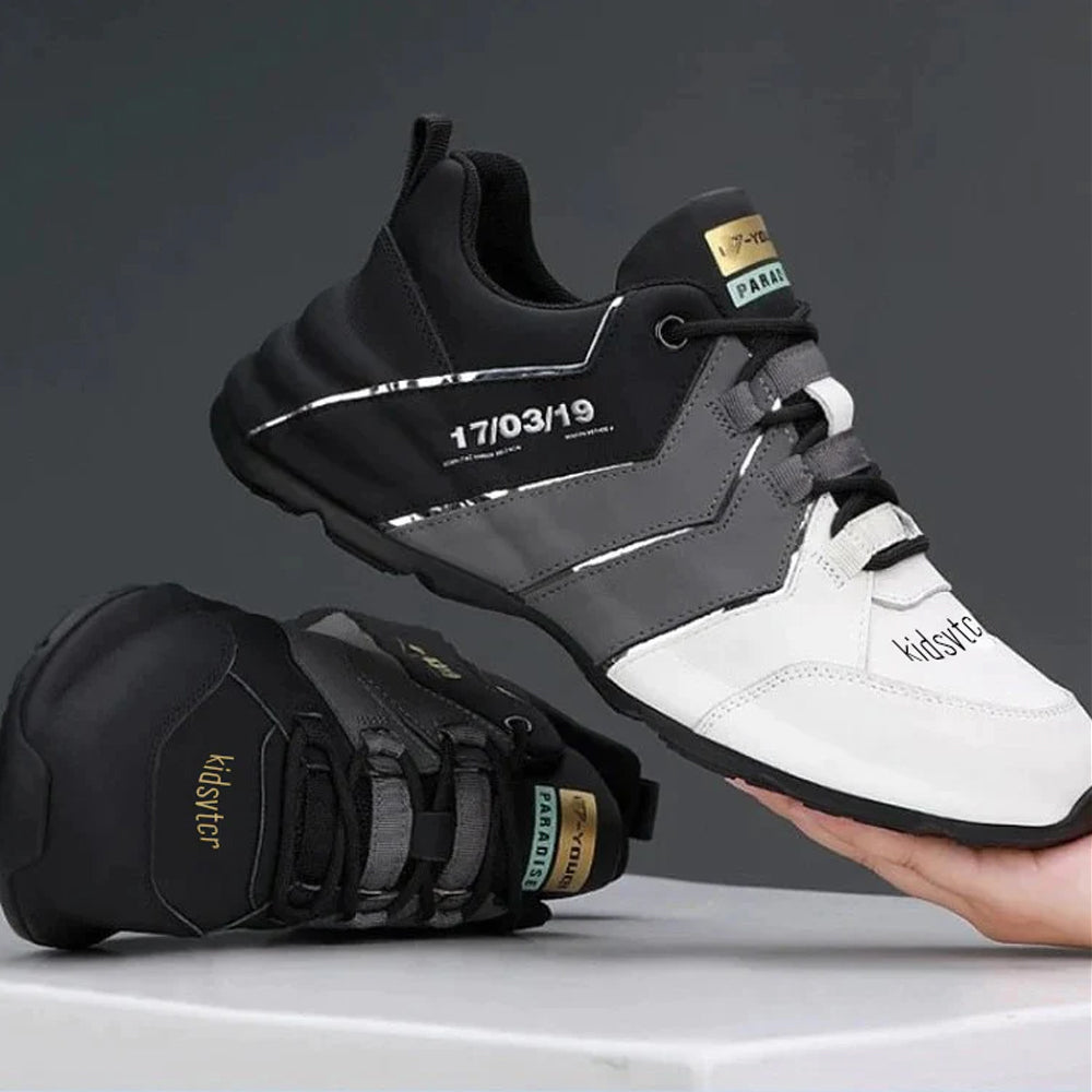 Nahaufnahme der atmungsaktiven Oberfläche leichter Herren Sneaker. Komfortable Freizeitschuhe für aktive Männer.