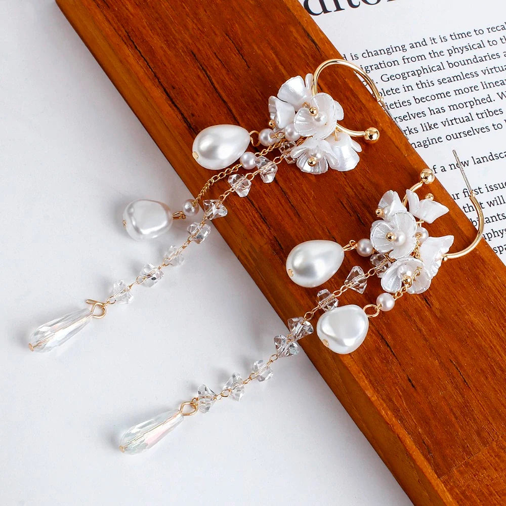 Nahaufnahme von eleganten böhmischen Ohrringen, detaillierte Perlen- & Kristallverzierung, Damenschmuck.