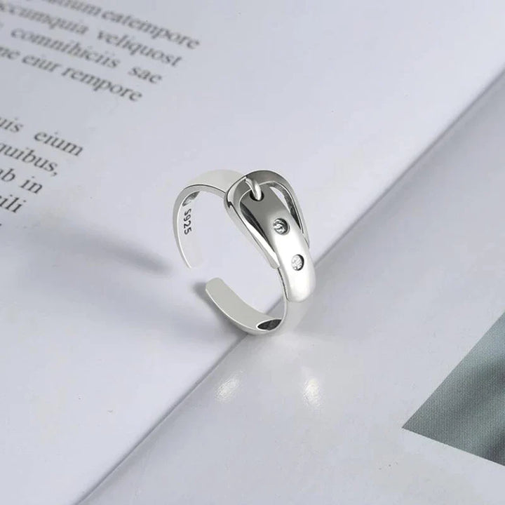 Hochwertiger S925 Silberring mit detailliertem Gürtel-Design, idealer Unisex-Schmuck für jeden Anlass.