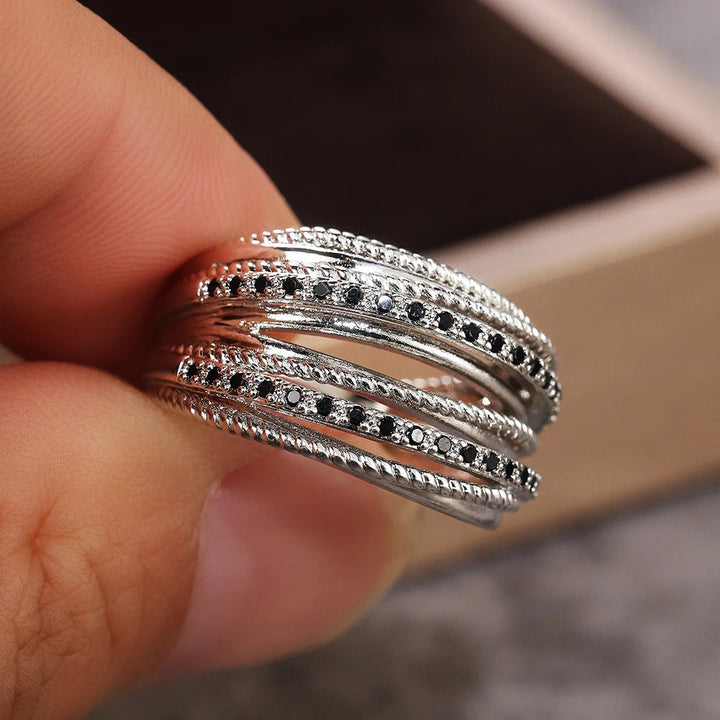 Zeitlos eleganter Damen Silberring mit Zirkonia, vielseitiger Modeschmuck für jede Frau, glänzend.
