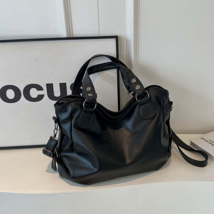 Elegante, geräumige Damen-Tragetasche in Schwarz, ideal für jeden Anlass. Verstellbarer Gurt.