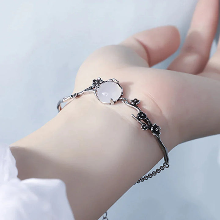 Stilvolles Damen-Mondsteinarmband am Handgelenk, ein elegantes Accessoire aus 925er Silber.